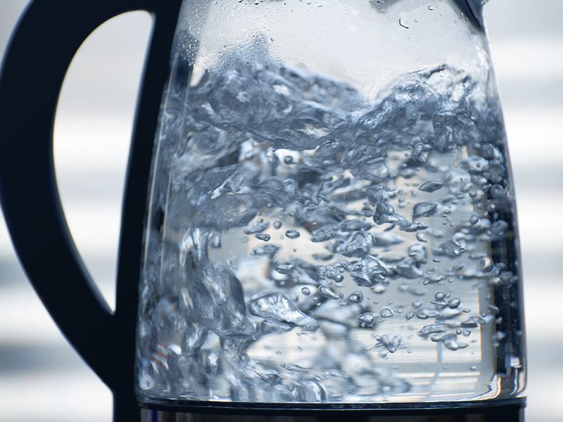 Как правильно кипятить воду и можно ли это делать второй раз?